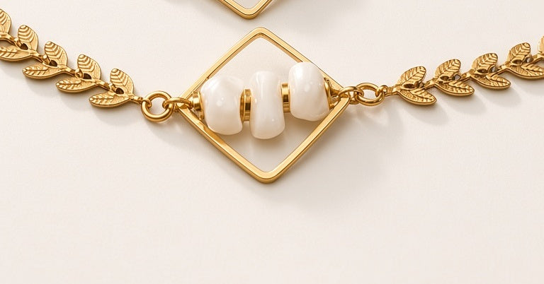 Collier Kalima aux perles de nacre, gros plan